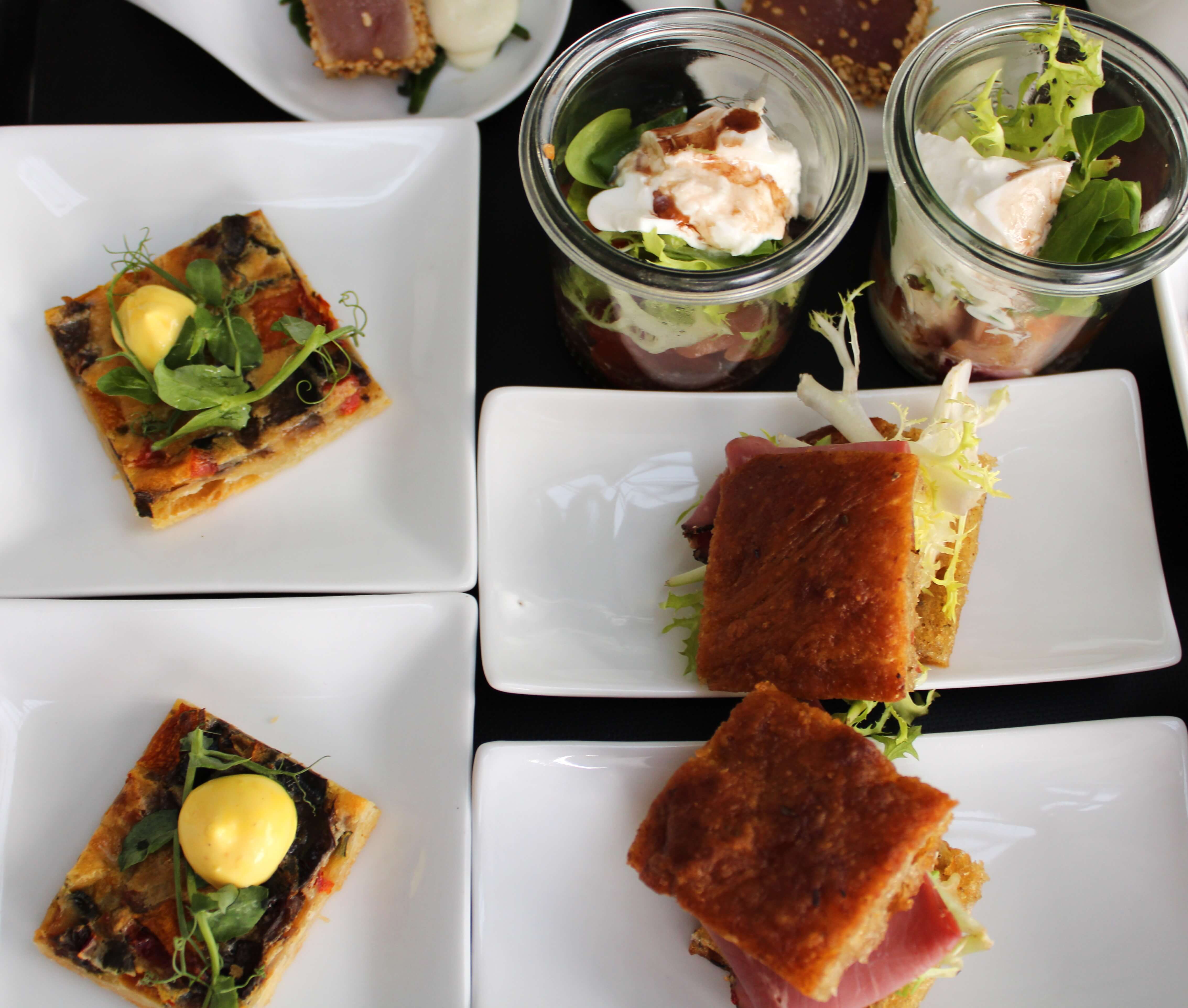 Albertz Catering Hannover - Draufsicht auf ein Tablett mit individuell angerichteten Vorspeisen auf kleinen Tellern, elegant und vielfältig präsentiert